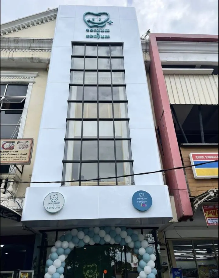 Fasad klinik Senyum & Senyum Dental di Jl. Sudirman, Bogor