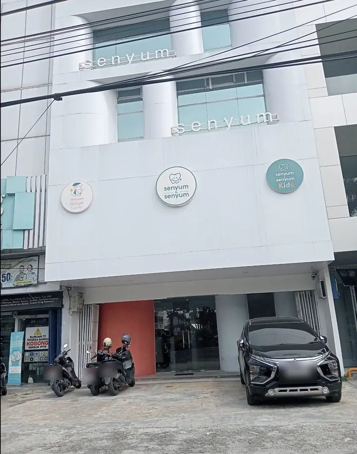 Fasad klinik Senyum & Senyum Dental di Jl. Juanda, Medan