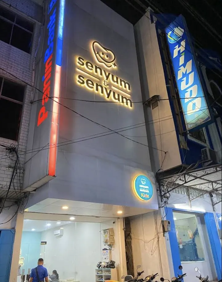 Fasad klinik Senyum & Senyum Dental di Jl. Krakatau, Medan